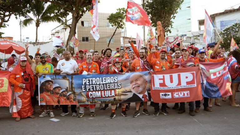 Petroleiros ocupam as ruas de Brasília Teimosa com a comunidade, anunciando a hora da virada